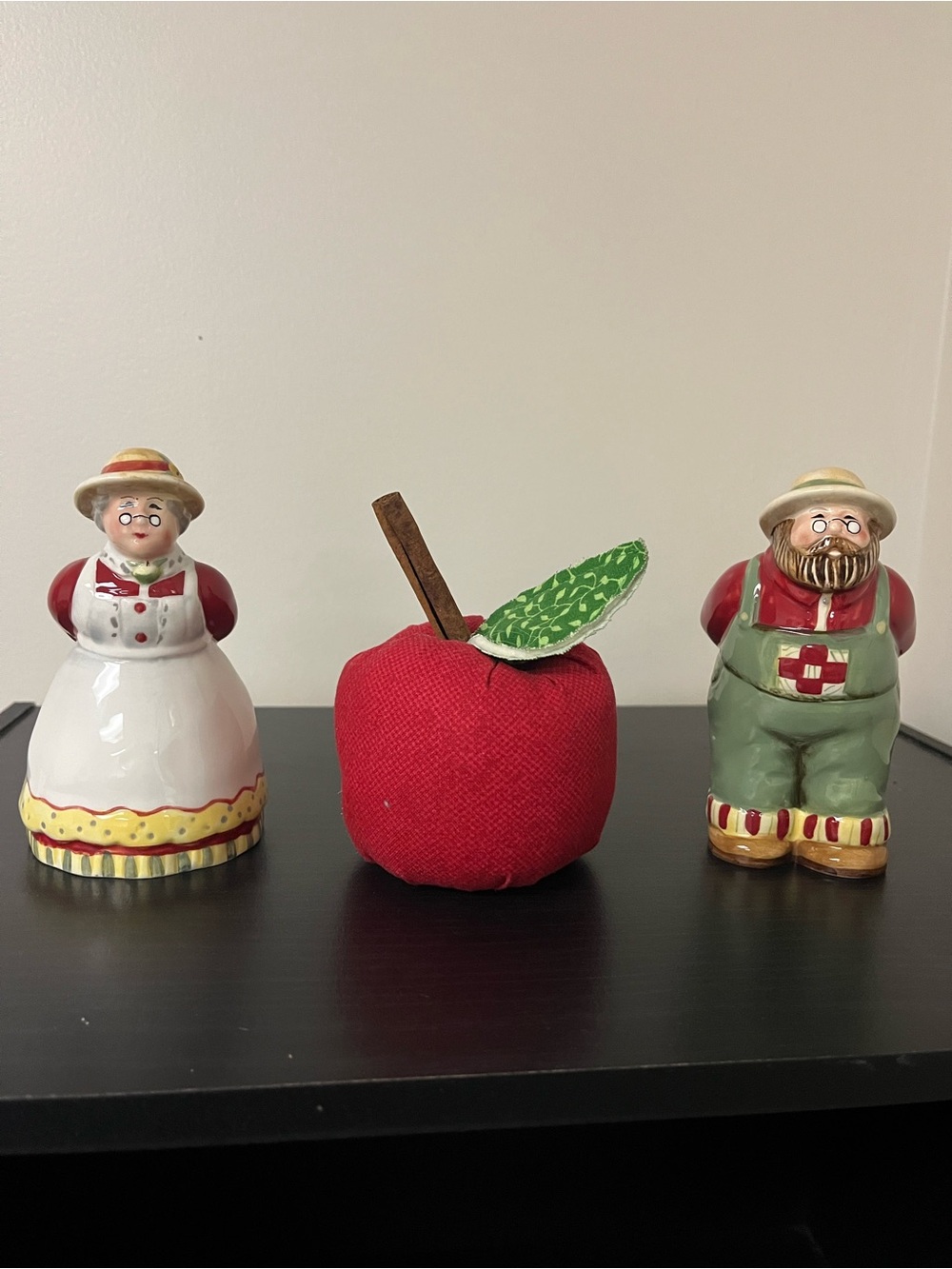 Cracker Barrel Man And Woman Apple Harvest Salt And Pepper Shaker